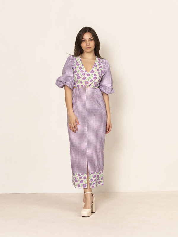 Les Soeurs Dress Henrika 1. This dress exudes summer. With these brightly colored patterns, you will immediately attract ...