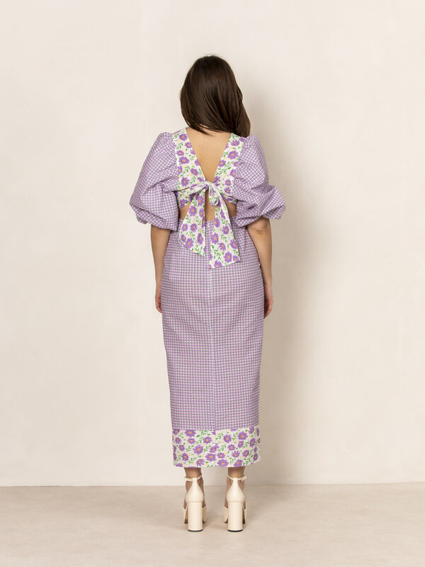 Les Soeurs Dress Henrika 2. This dress exudes summer. With these brightly colored patterns, you will immediately attract ...