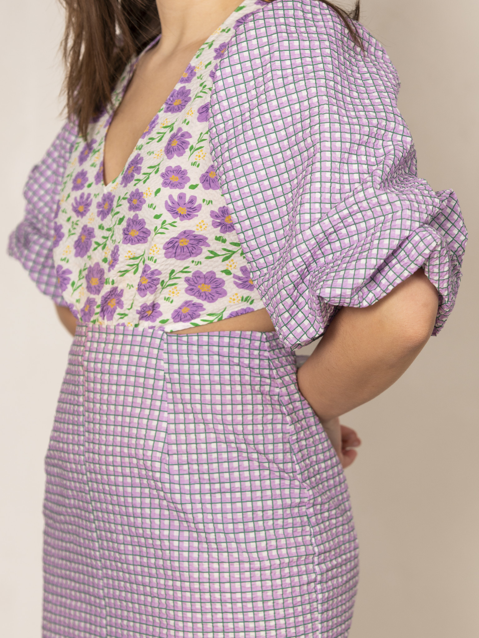 Les Soeurs Jurk Henrika 3. Deze jurk straalt zomer uit. Met deze fleurige patronen trek je meteen de aandacht en de cut-o...