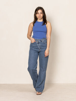 Jeans Erica. These Boyfriend jeans have a loose fit that makes the item super comfortable.  The pants are also easily com...