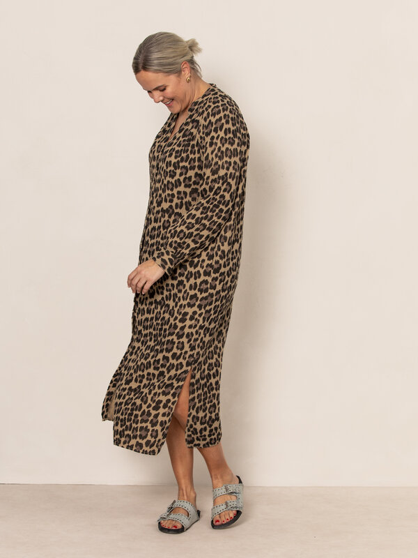 Le Marais Imprimée Leopard Robe Gigi 2. Cette robe incarne tout ce que nous aimons dans l'été : un tissu aérien, une coup...