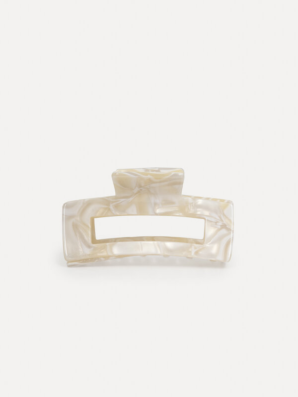 Les Soeurs Resin hair Clip Rectangle 1. Add some nostalgia to your up do with this classic hair clip. It has a rectangula...