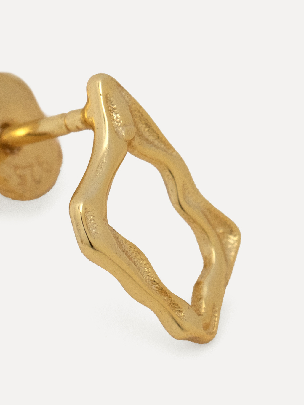 Les Soeurs Oorbel Jolie Organic 1. Prikkel je fantasie met deze eigenzinnige gold-plated stud. De organische vorm geeft e...