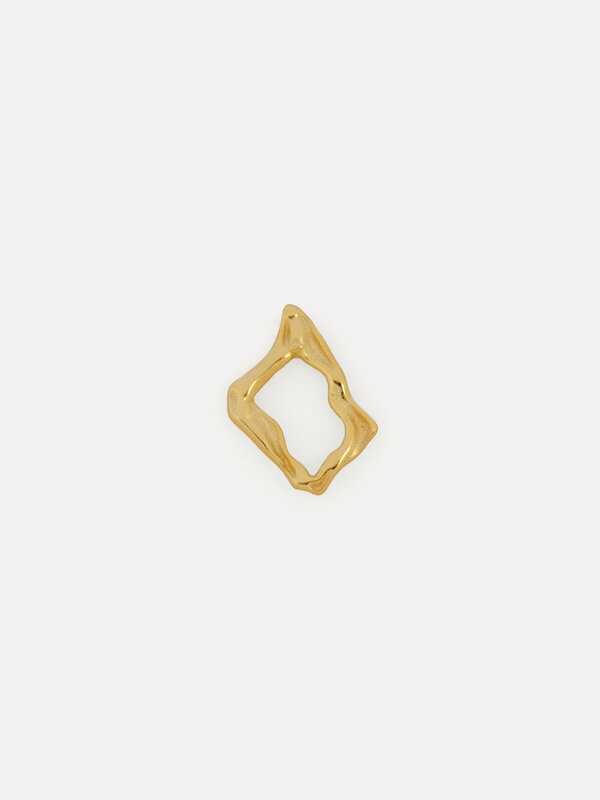 Les Soeurs Oorbel Jolie Organic 2. Prikkel je fantasie met deze eigenzinnige gold-plated stud. De organische vorm geeft e...