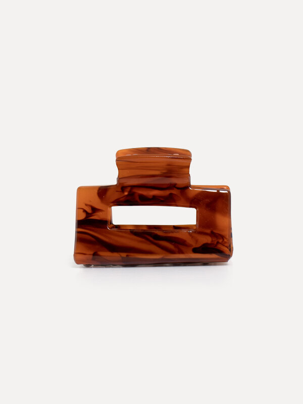 Les Soeurs Resin hair Clip Rectangle 2. A hair clip made of a sturdy quality in a timeless design. The spelled has optima...