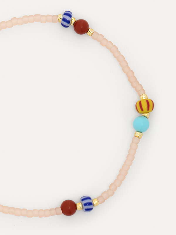 Les Soeurs Kralenarmband August 2. Voeg wat zachtheid toe aan je pols met dit armbandje. Speciaal ontworpen in delicate l...