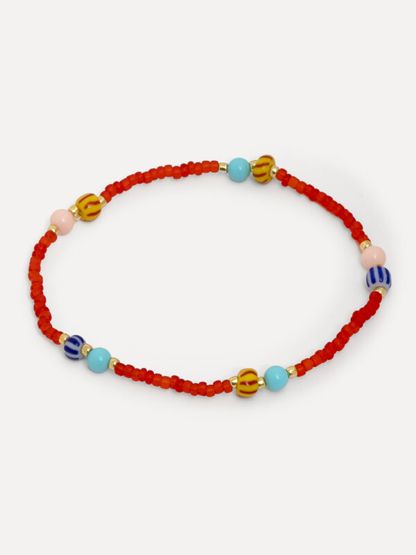 Les Soeurs Bracelet perle August 1. Ajoutez une touche de passion à votre poignet avec ce bracelet en perles rouges. Ce m...