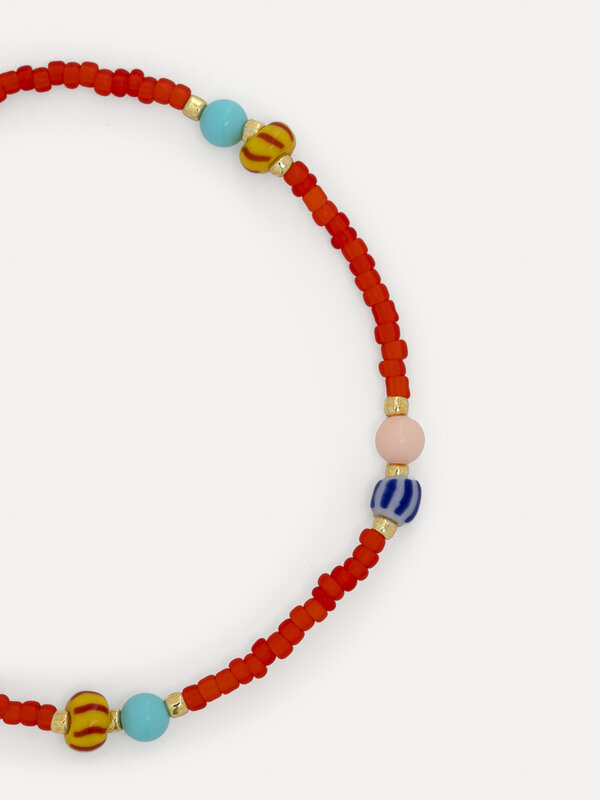 Les Soeurs Bracelet perle August 2. Ajoutez une touche de passion à votre poignet avec ce bracelet en perles rouges. Ce m...