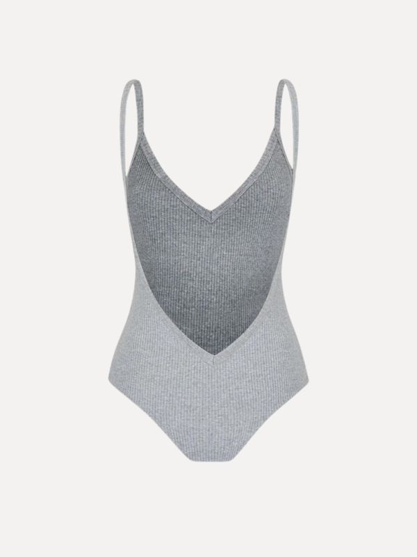 The Odder Side Geribbelde  Body Emi 5. De Emi bodysuit is een vaste waarde in je kast tijdens de zomermaanden. Het nauwsl...