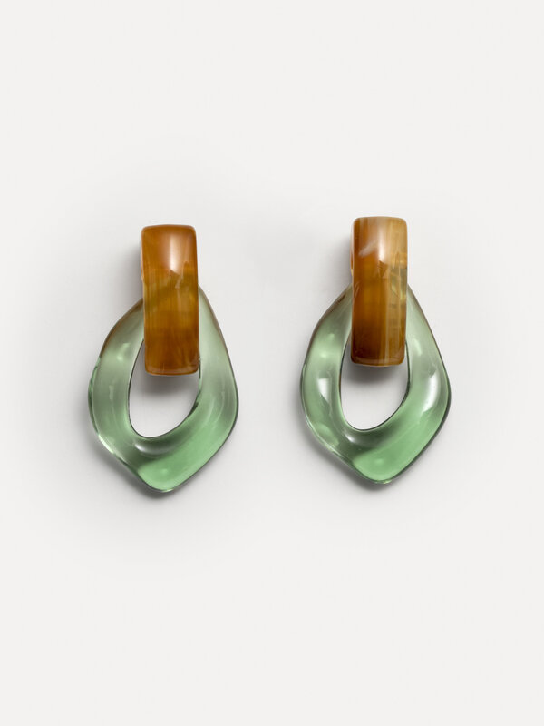 Les Soeurs Resin earrings set Mya 1. Add a stylish touch to your summer look with these beautiful resin earrings. These e...