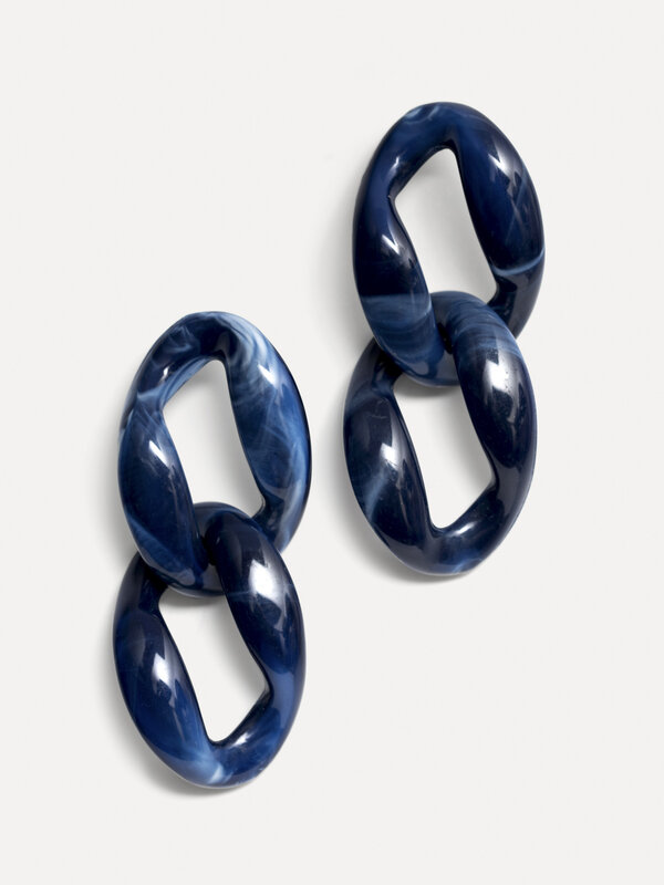 Les Soeurs Resin earring set Maddy 1. These earrings feature a striking link structure that provides a trendy and contemp...