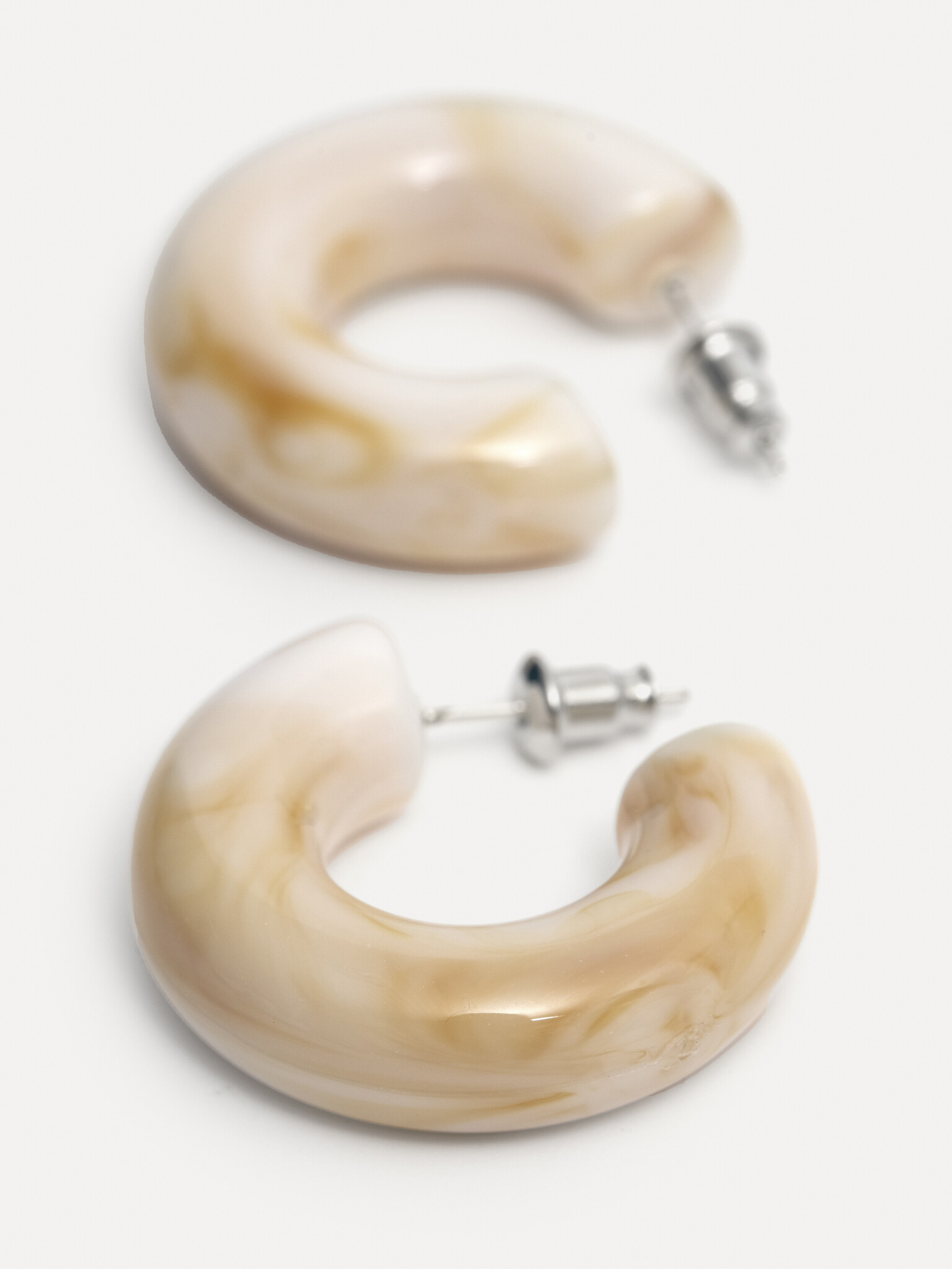 Les Soeurs Resin earring set Melany 2. A trendy and eye-catching addition to your jewelry collection this summer. The rou...