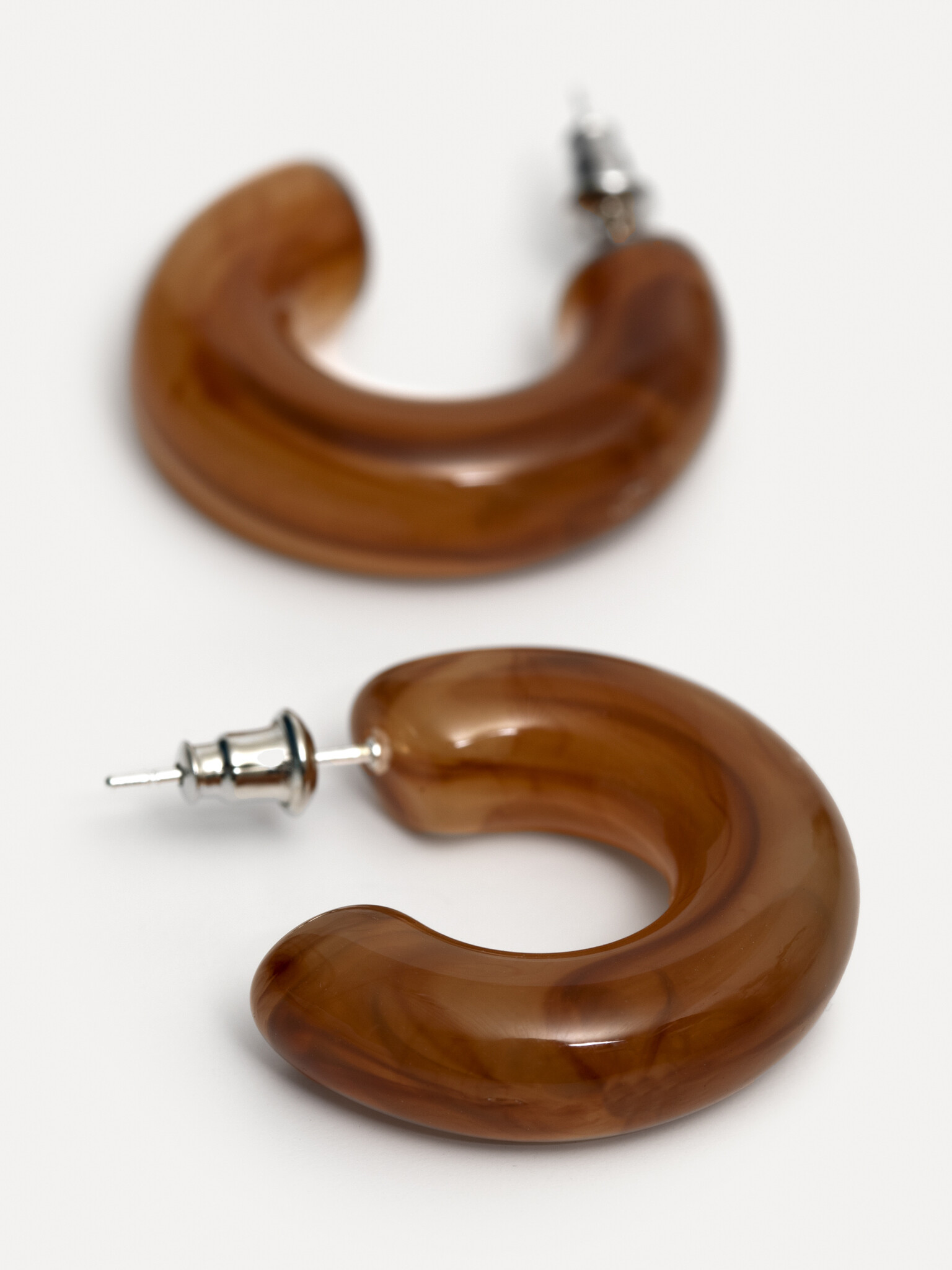 Les Soeurs Resin earring set Melany 1. A trendy and eye-catching addition to your jewelry collection this summer. The rou...
