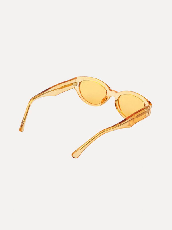 A.Kjaerbede Lunettes de soleil Winnie 4. Winnie est le look le plus tendance de cette saison. Ces lunettes étroites avec ...