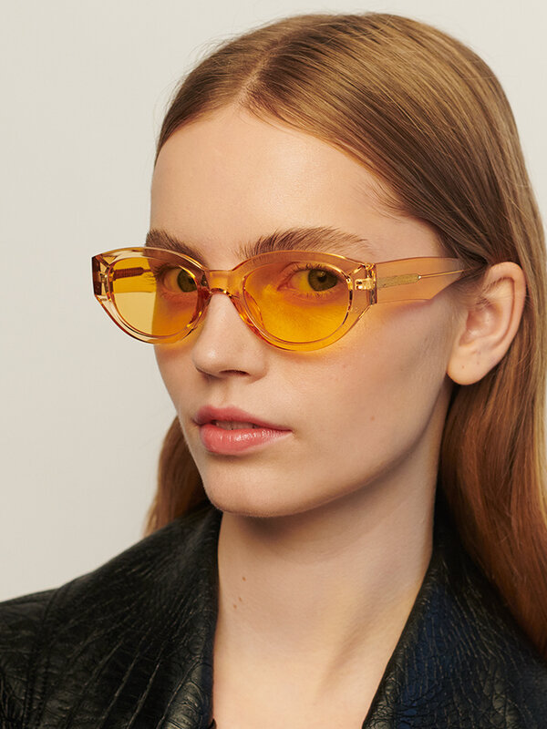 A.Kjaerbede Lunettes de soleil Winnie 2. Winnie est le look le plus tendance de cette saison. Ces lunettes étroites avec ...