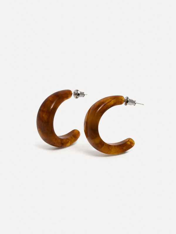 Les Soeurs Resin earrings set Melly 1. The subtle patterns of this resin earrings create a playful and trendy look that p...