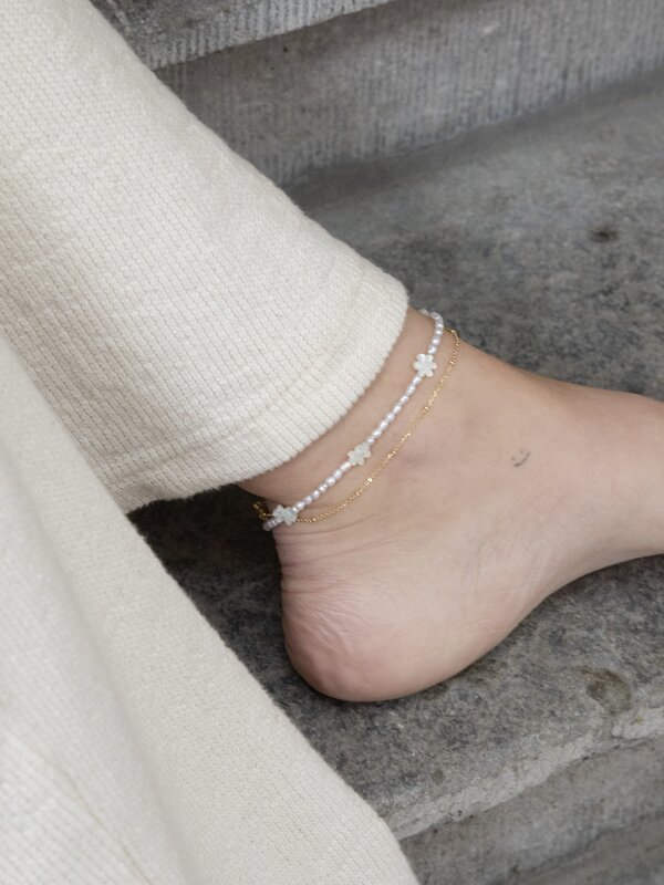 Les Soeurs Beaded anklet Daisy 2. Step into the summer vibe and add a playful accent to your ankles. The eye-catcher of t...