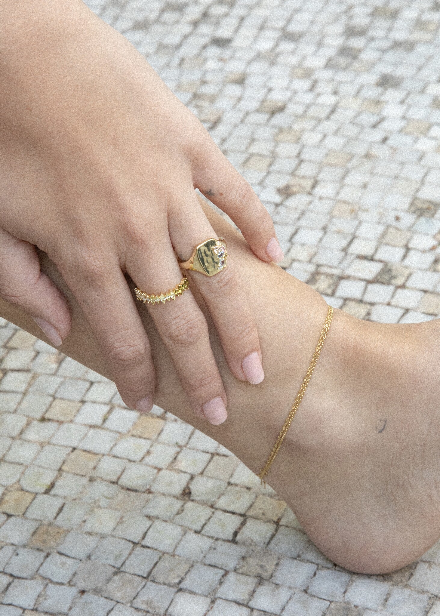 Les Soeurs Enkelbandje Helle Basic 2. Voeg subtiele details toe aan je look met dit elegante enkelbandje.  Een eerbetoon ...