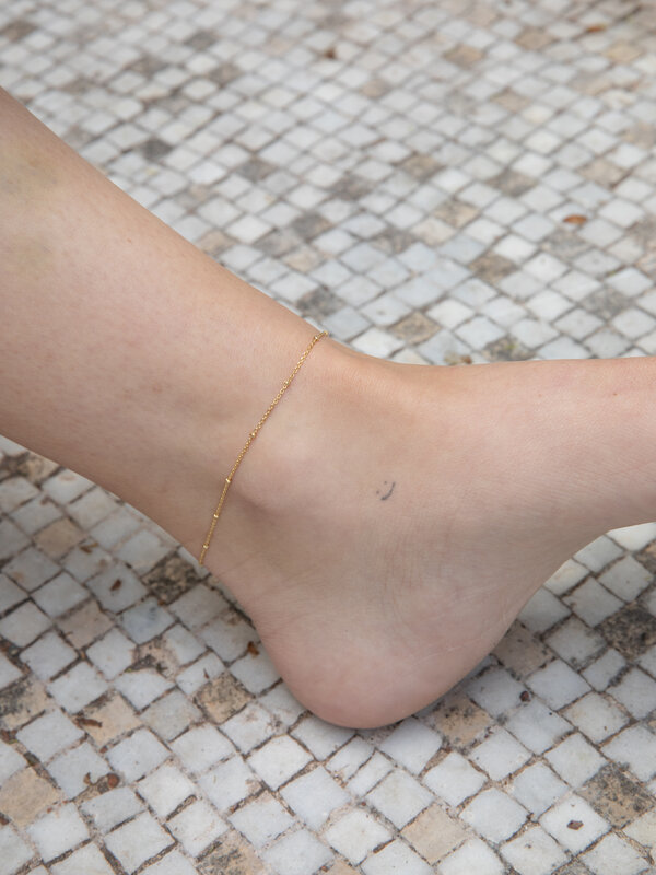 Les Soeurs Anklet Helle Mini Dots 2. This sparkly anklet is dainty and easy to wear. It has a basic chain with subtle dot...