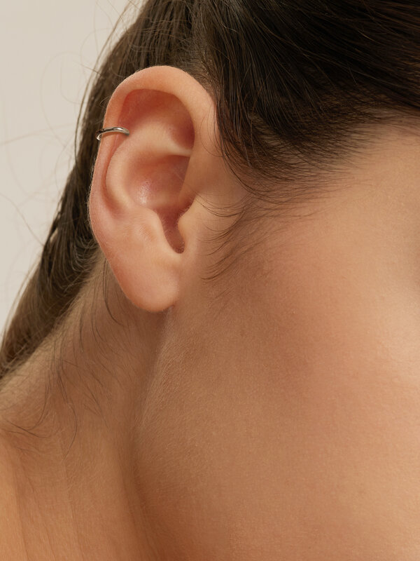 Les Soeurs 14K Boucle d'Oreille Jodie 3. Cette mini-boucle d'oreille en or 14 carats est la boucle d'oreille qu'il vous f...