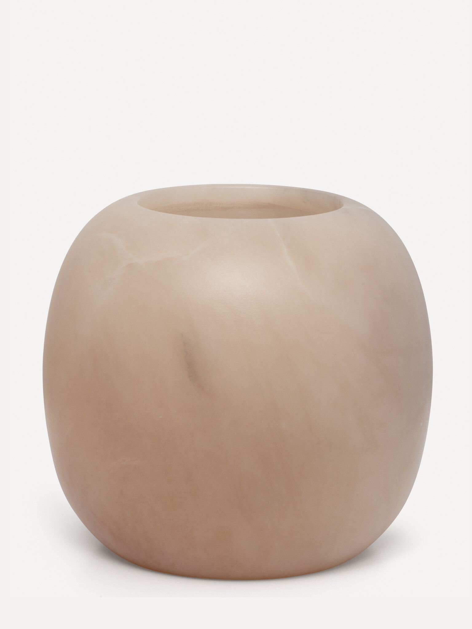 Les Soeurs Ronde Alabaster Kaarsenhouder (extra large) 3. Deze kaarsenhouder laat je ruimte stralen. Met zijn grote forma...