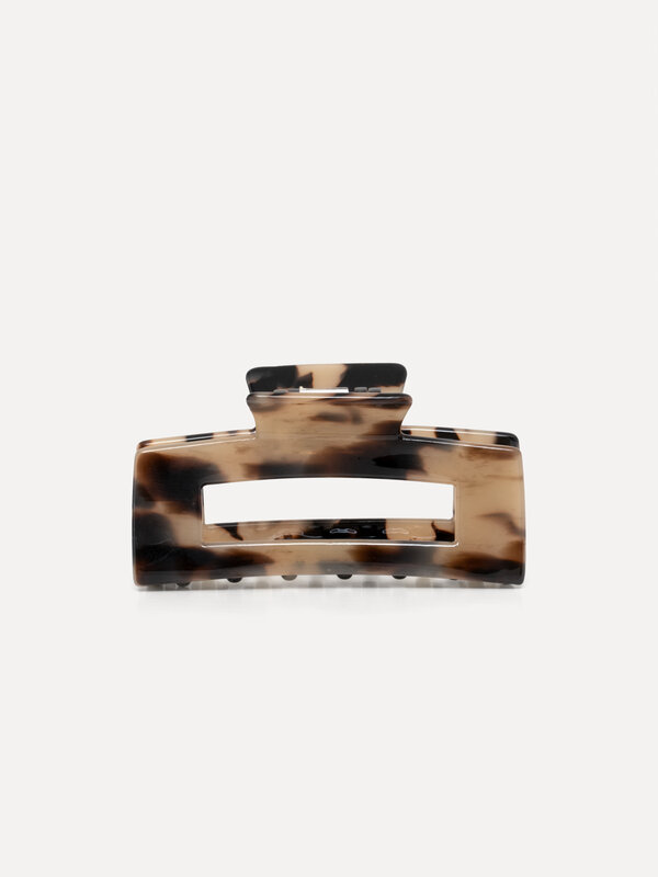Les Soeurs Resin Hair Clip Rectangle 3. A large hairpin made of a sturdy quality in a timeless design. The spelled has op...