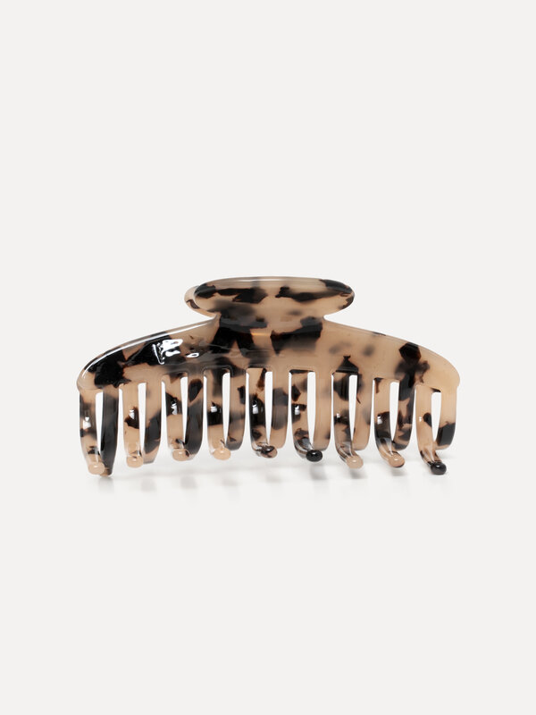 Les Soeurs Hair Clip Round 3. A large hairpin made of a sturdy quality in a timeless design. The spelled has optimal grip...