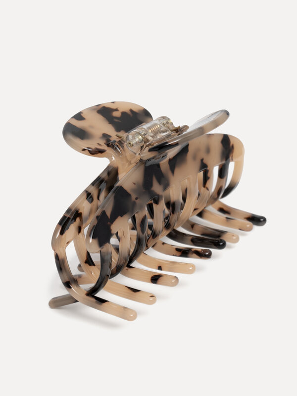 Les Soeurs Hair Clip Round 1. A large hairpin made of a sturdy quality in a timeless design. The spelled has optimal grip...