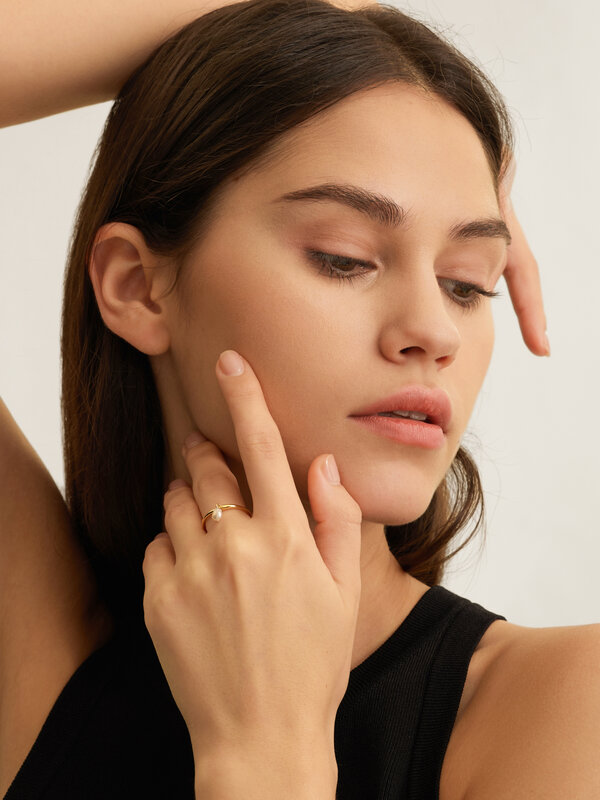 Les Soeurs Bague Ginette Pearl 2. Cette bague délicate avec une perle tombante est le must-have de la saison. Cette bague...