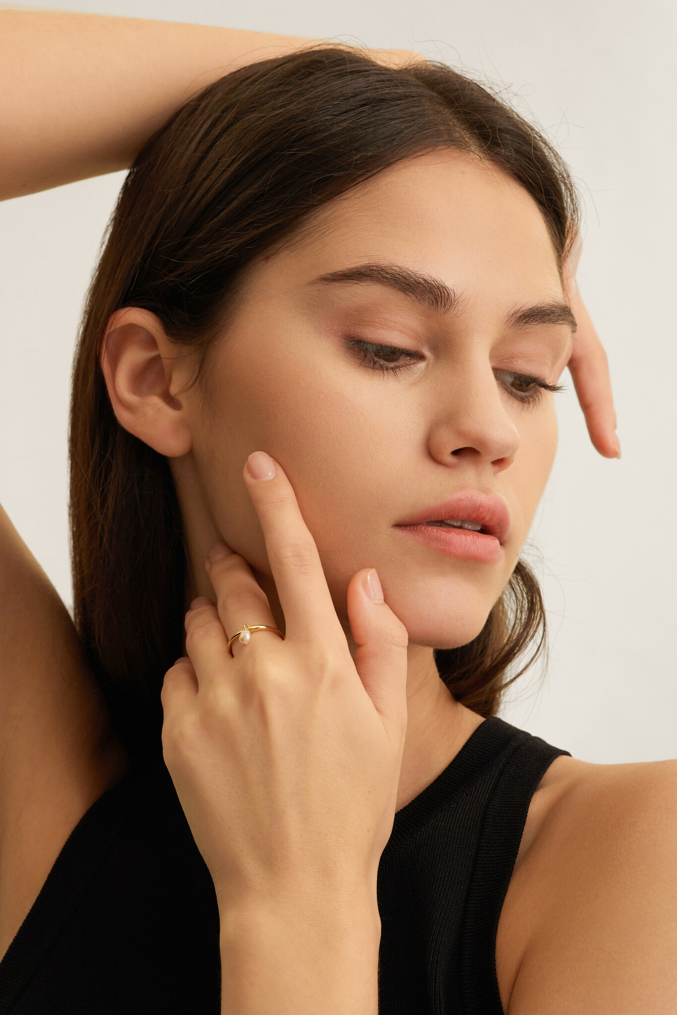 Les Soeurs Ring Ginette Pearl 2. Deze sierlijke ring met een dropped parel is de must-have van het seizoen. Deze elegante...