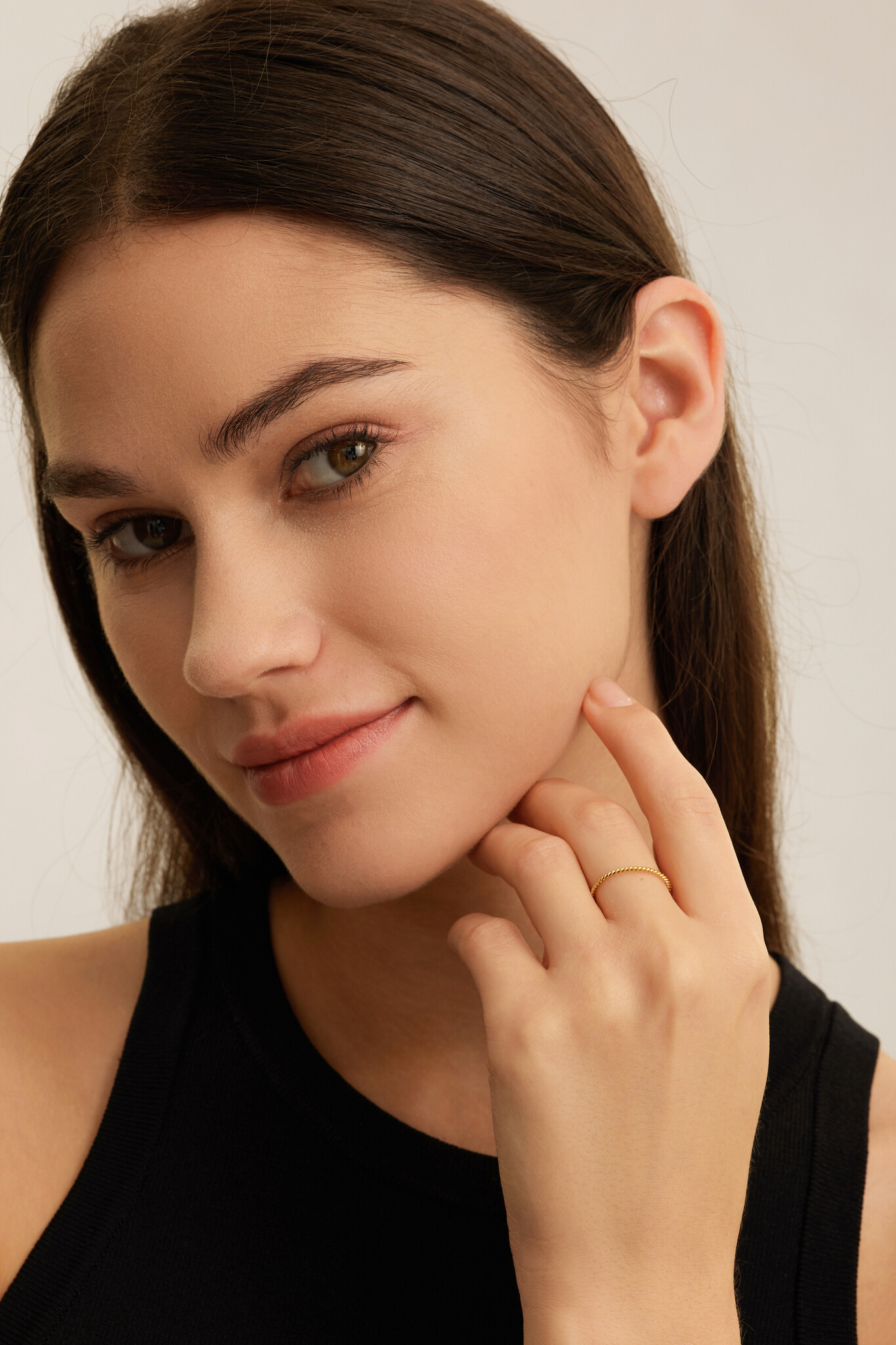 Les Soeurs Bague Cecilia Twisted 2. Cette bague subtilement torsadée est le complément idéal de votre collection de bague...