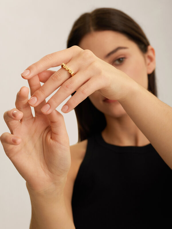 Les Soeurs Bague Gilda Mama 3. Cette bague Mama est une ode à toutes les mères et figures maternelles. Ou, comme nous aim...