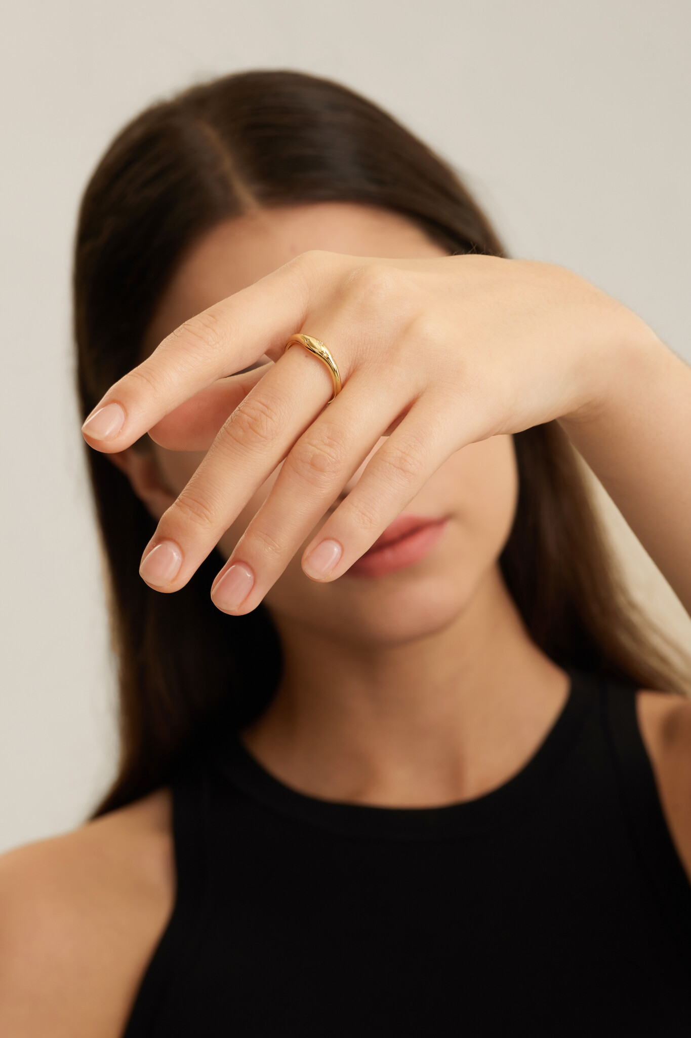 Les Soeurs Bague Ginette Astro 3. Mettez votre doigt en valeur avec cette bague céleste glamour, ornée d'inserts de zirco...