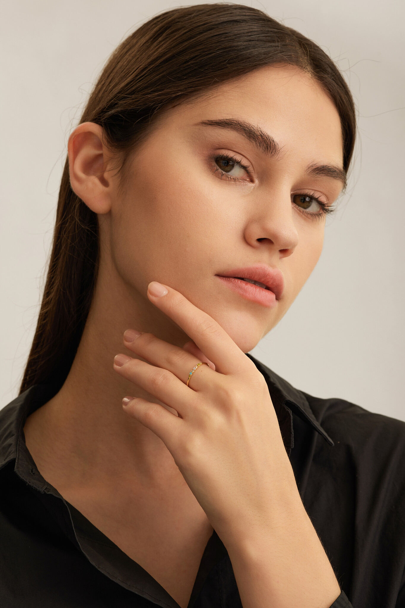 Les Soeurs Ring Chloe Vintage Multi 3. A timeless ring with a sleek design decorated with sparkling colored zirconia. An ...