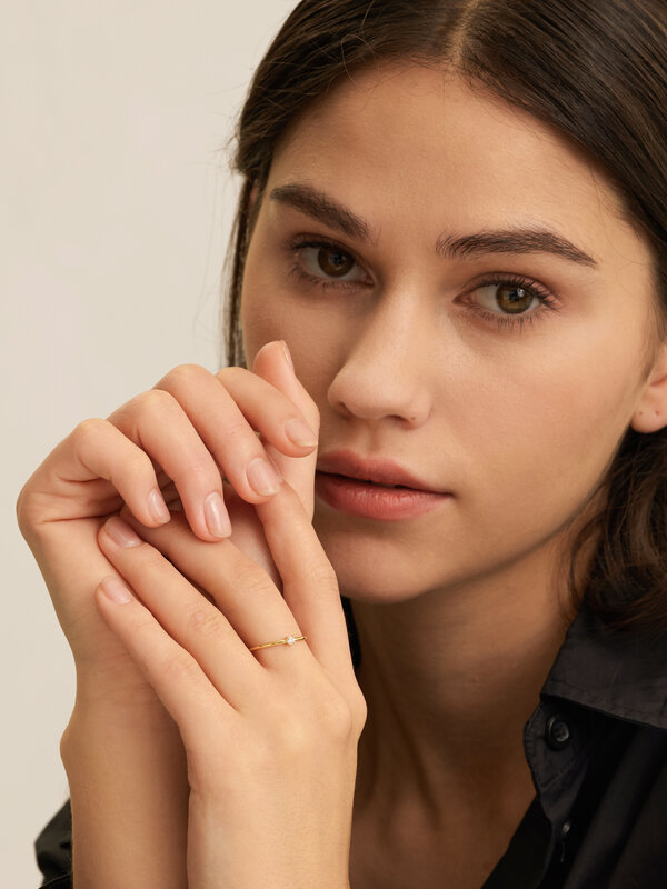 Les Soeurs Ring Chloe Moodstone 3. Deze is ring is subtiel, maar zorgt toch voor een wauw-effect door het steentje in het...