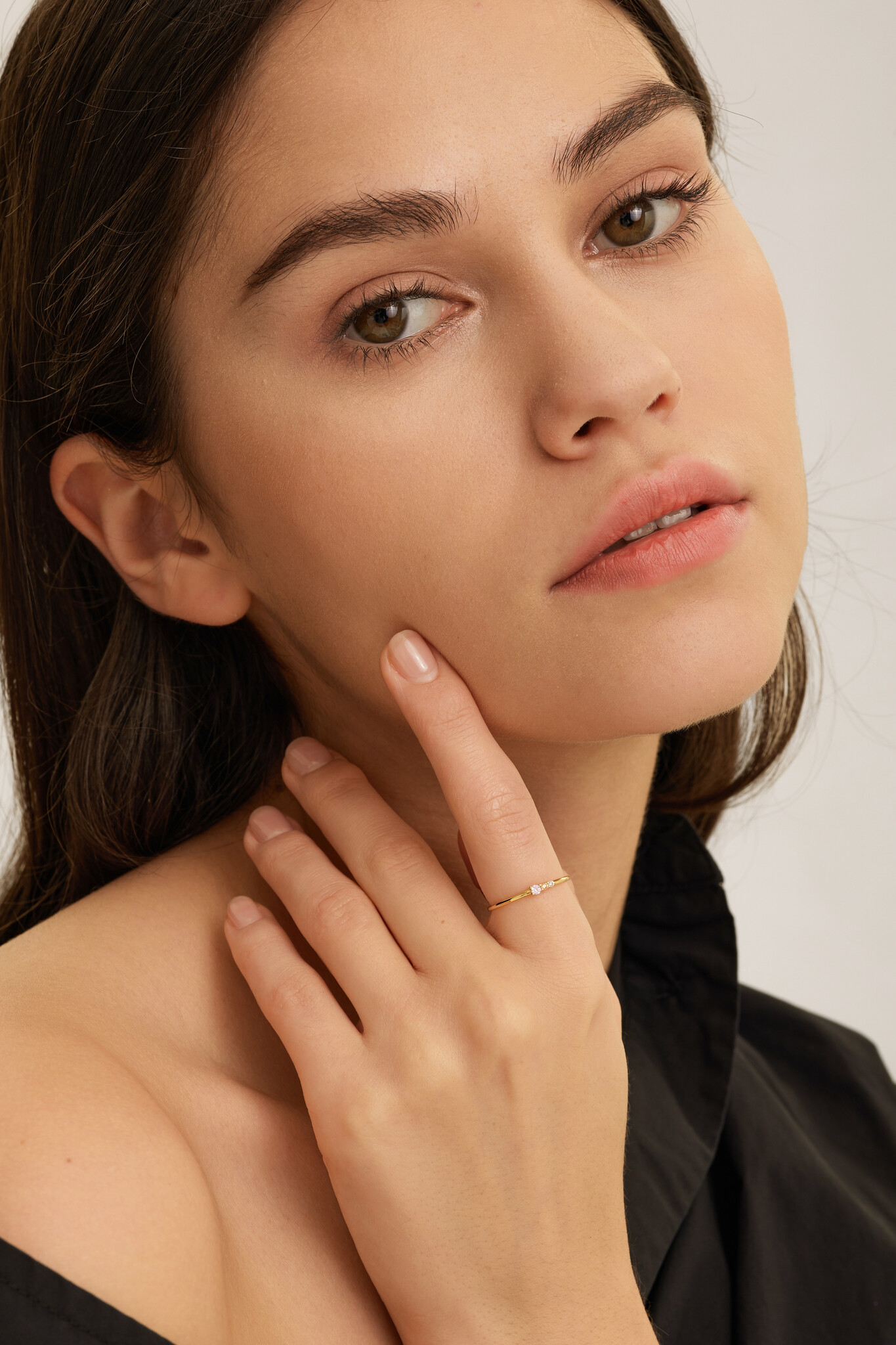 Les Soeurs Bague Chloe Vintage Triple Pierre 2. Cette bague délicate brille avec des pierres en zircon de trois couleurs....
