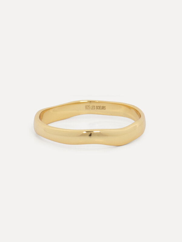 Les Soeurs Bague Ginette Flowy Band 4. Faites passer votre collection de bagues au niveau supérieur avec cette bague flui...