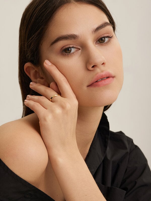 Les Soeurs Ring Ginette Flowy Band 2. Take your ring collection to the next level with this flowy ring for a simple look....