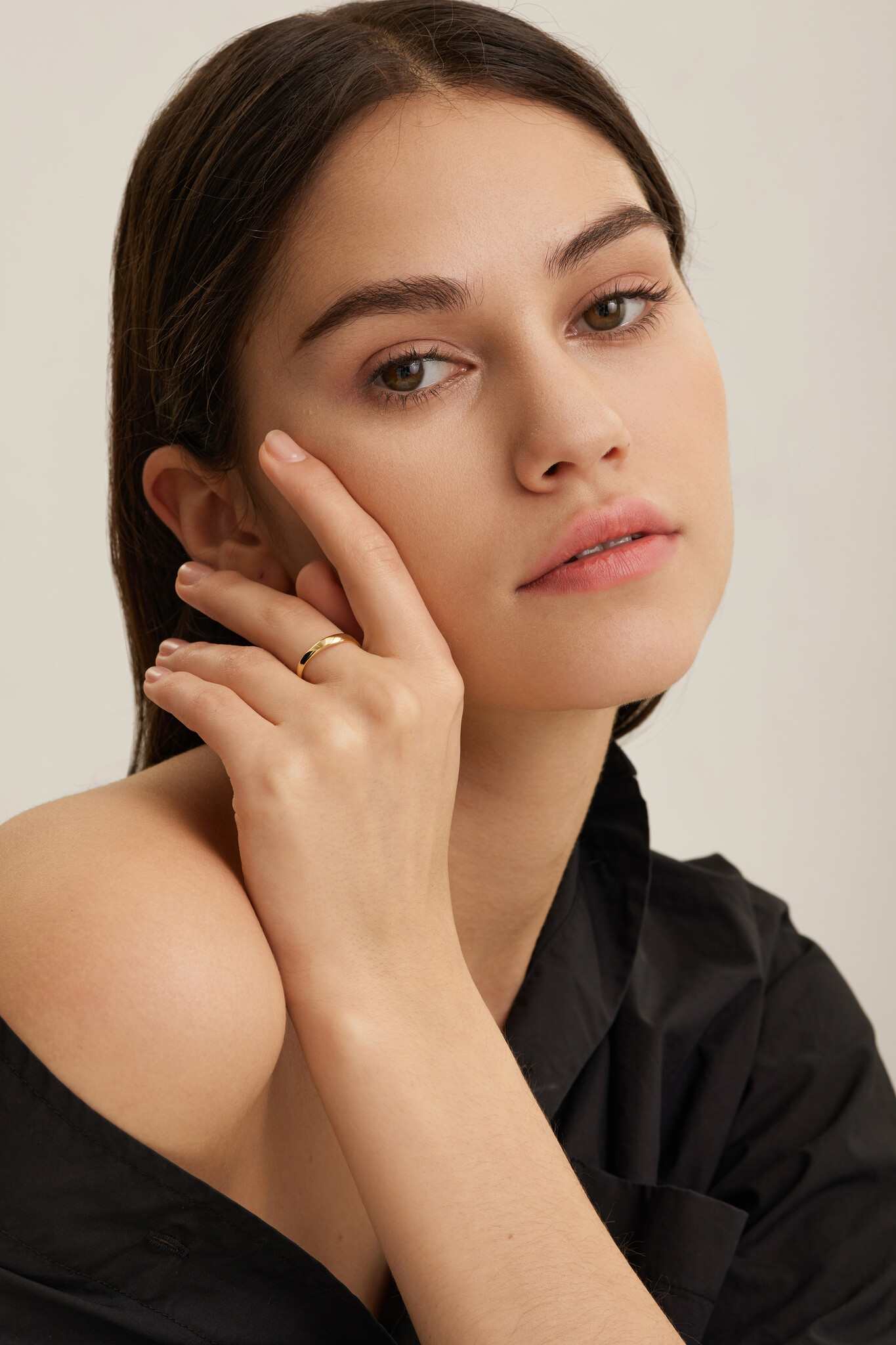 Les Soeurs Bague Ginette Flowy Band 2. Faites passer votre collection de bagues au niveau supérieur avec cette bague flui...