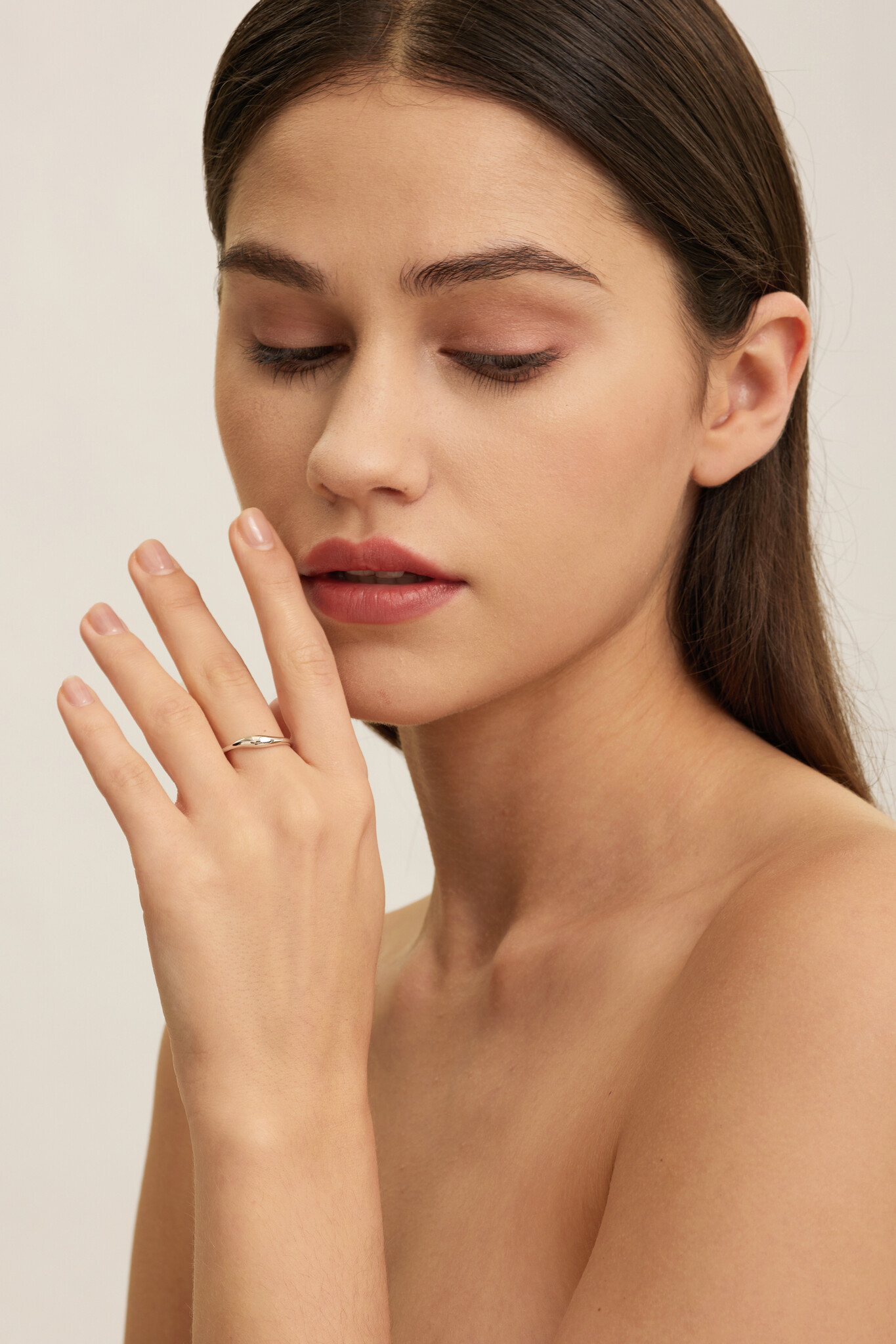 Les Soeurs Ring Ginette Flowy 2. With its high gloss, flowy texture and minimalist look, this ring will suit any look. A ...