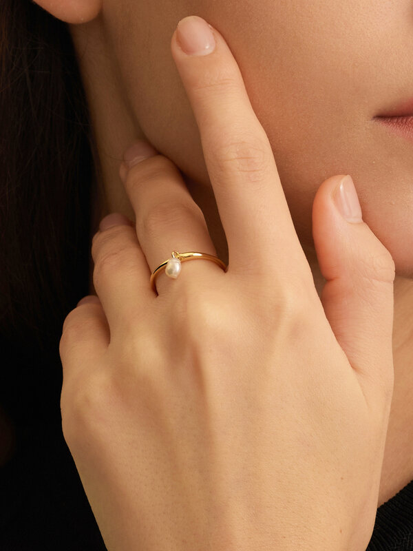 Les Soeurs Bague Ginette Pearl 3. Cette bague délicate avec une perle tombante est le must-have de la saison. Cette bague...