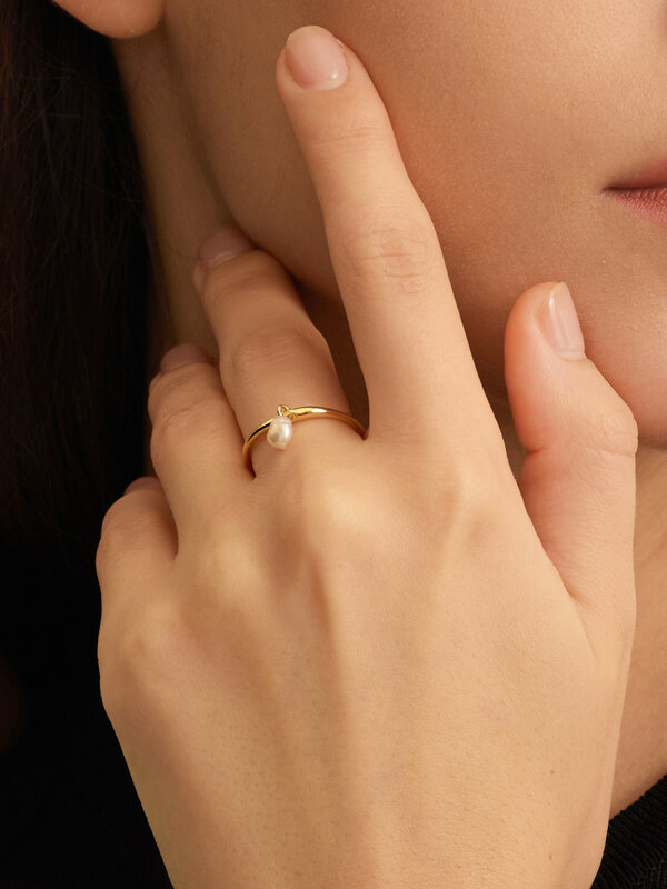 Les Soeurs Ring Ginette Pearl 3. Deze sierlijke ring met een dropped parel is de must-have van het seizoen. Deze elegante...