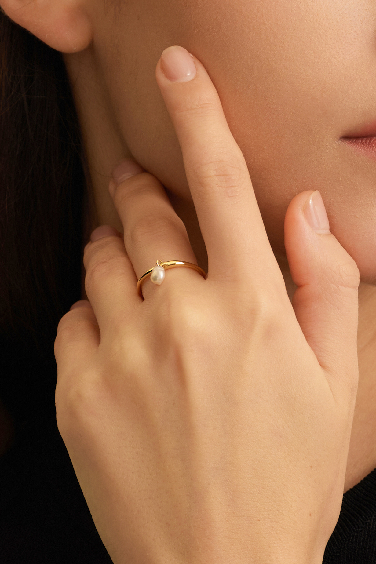 Les Soeurs Ring Ginette Pearl 3. Deze sierlijke ring met een dropped parel is de must-have van het seizoen. Deze elegante...