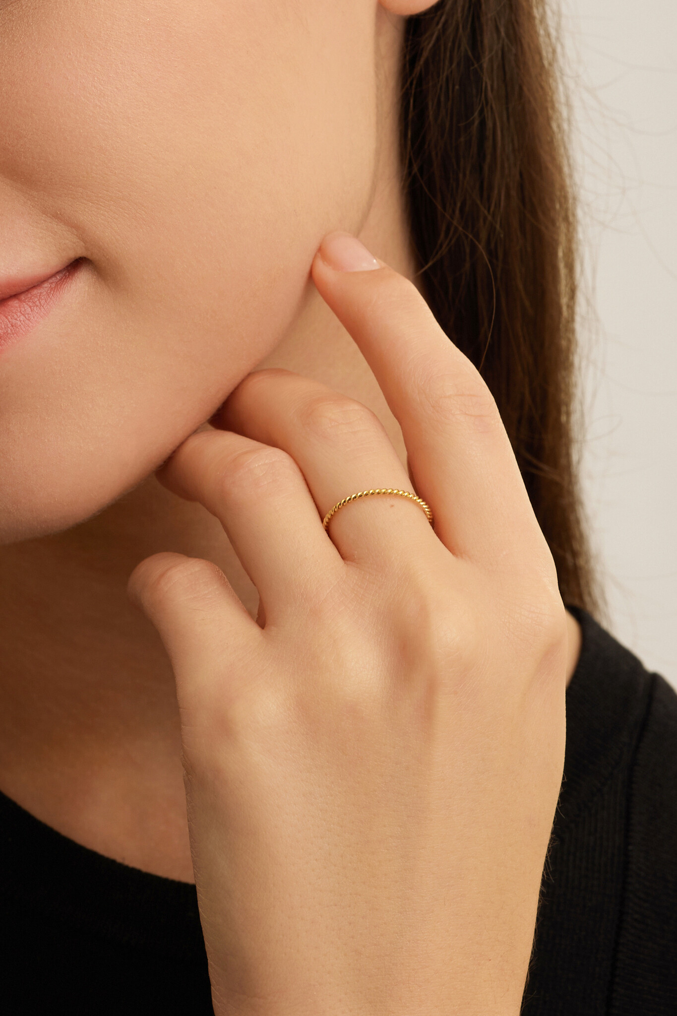 Les Soeurs Bague Cecilia Twisted 3. Cette bague subtilement torsadée est le complément idéal de votre collection de bague...