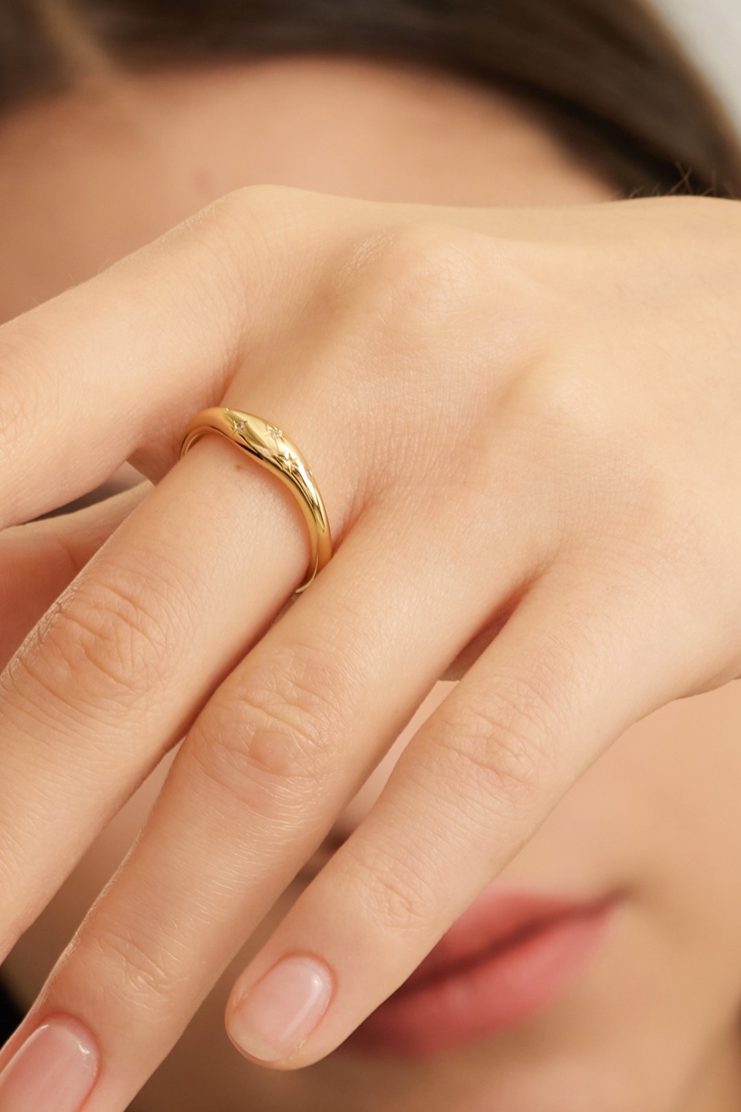 Les Soeurs Bague Ginette Astro 2. Mettez votre doigt en valeur avec cette bague céleste glamour, ornée d'inserts de zirco...