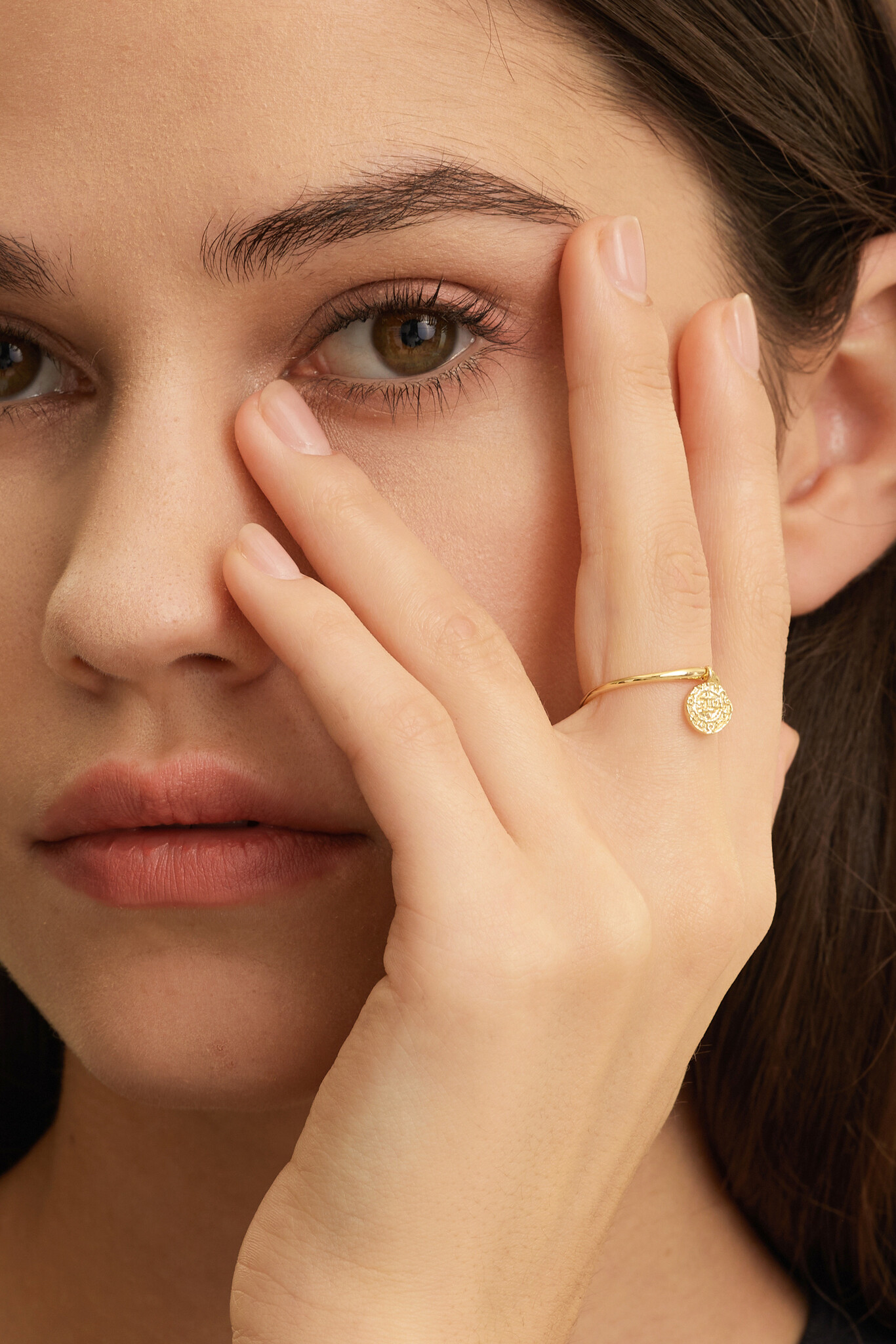 Les Soeurs Bague Ginette Coin 3. Cette bague plaira à tous ceux qui recherchent une pièce unique et subtile. Un petit pen...