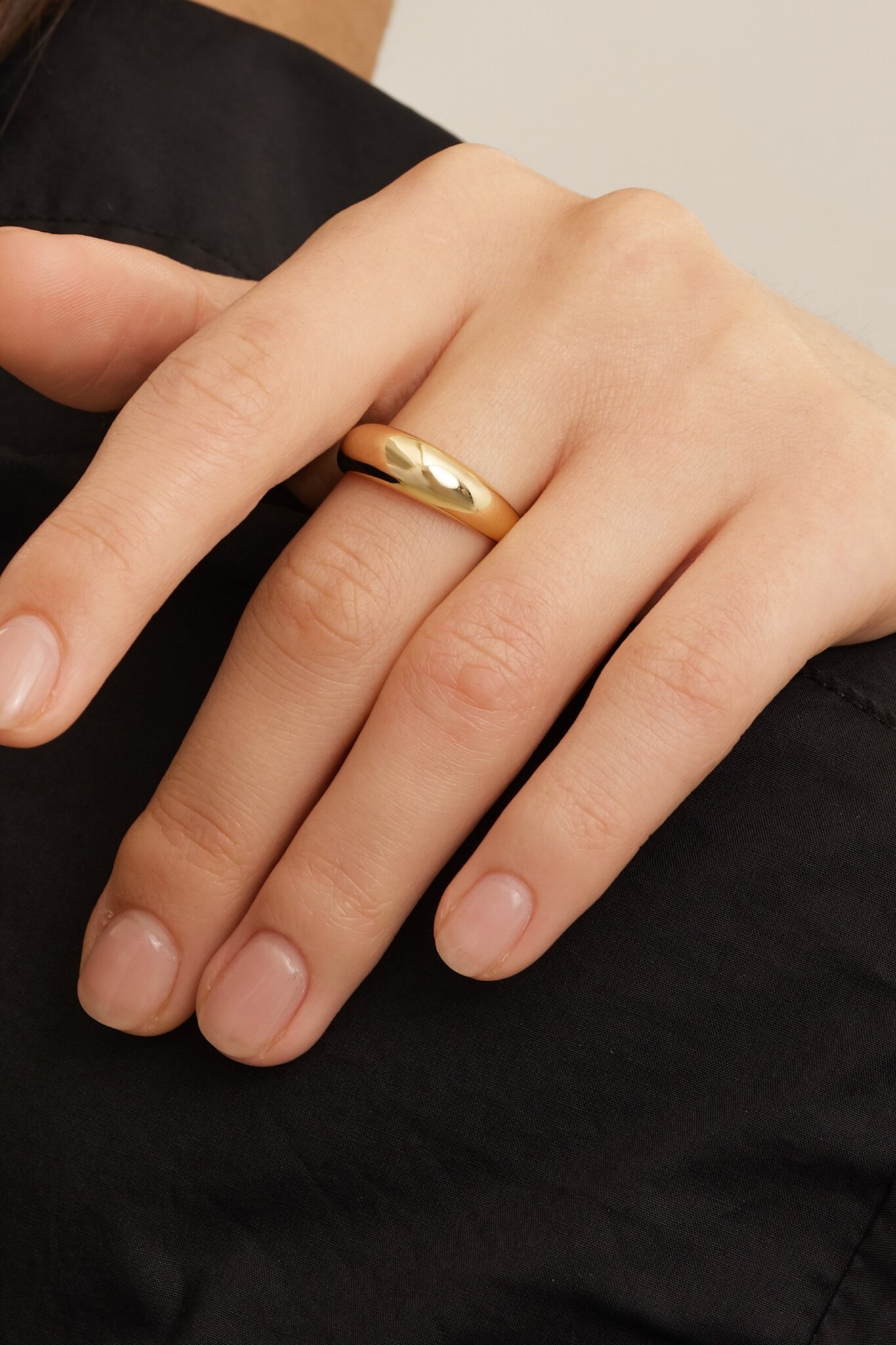 Les Soeurs Ring Gilda Dome 3. Simpele ring met een exclusief gevoel. Dit stuk straalt een abstracte maar stijlvolle sfeer...