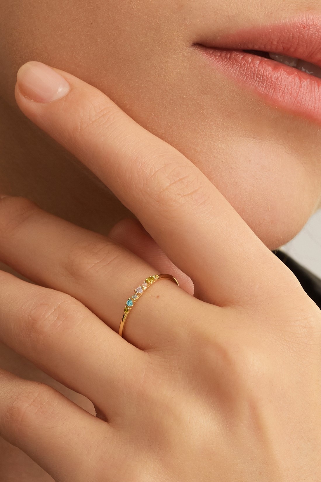 Les Soeurs Ring Chloe Vintage Multi 2. A timeless ring with a sleek design decorated with sparkling colored zirconia. An ...