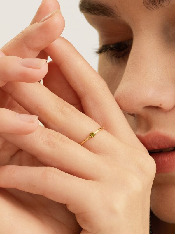 Les Soeurs Bague Chloe Moodstone 3. Cette bague est subtile, mais crée tout de même un effet de surprise grâce à la petit...