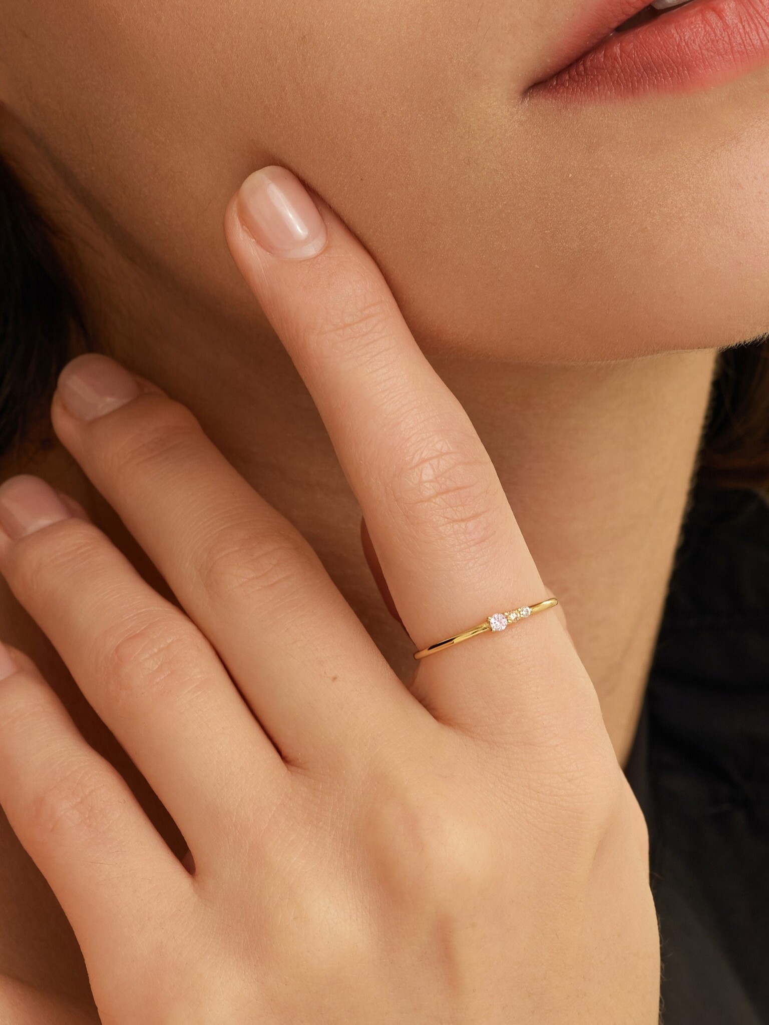 Les Soeurs Bague Chloe Vintage Triple Pierre 3. Cette bague délicate brille avec des pierres en zircon de trois couleurs....